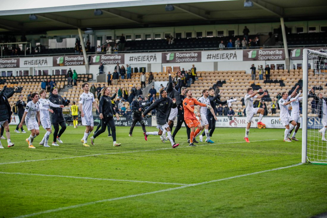 Glimt-spillerne takker fansen på Åråsen etter 2-1-seieren mot LSK i mai 2023