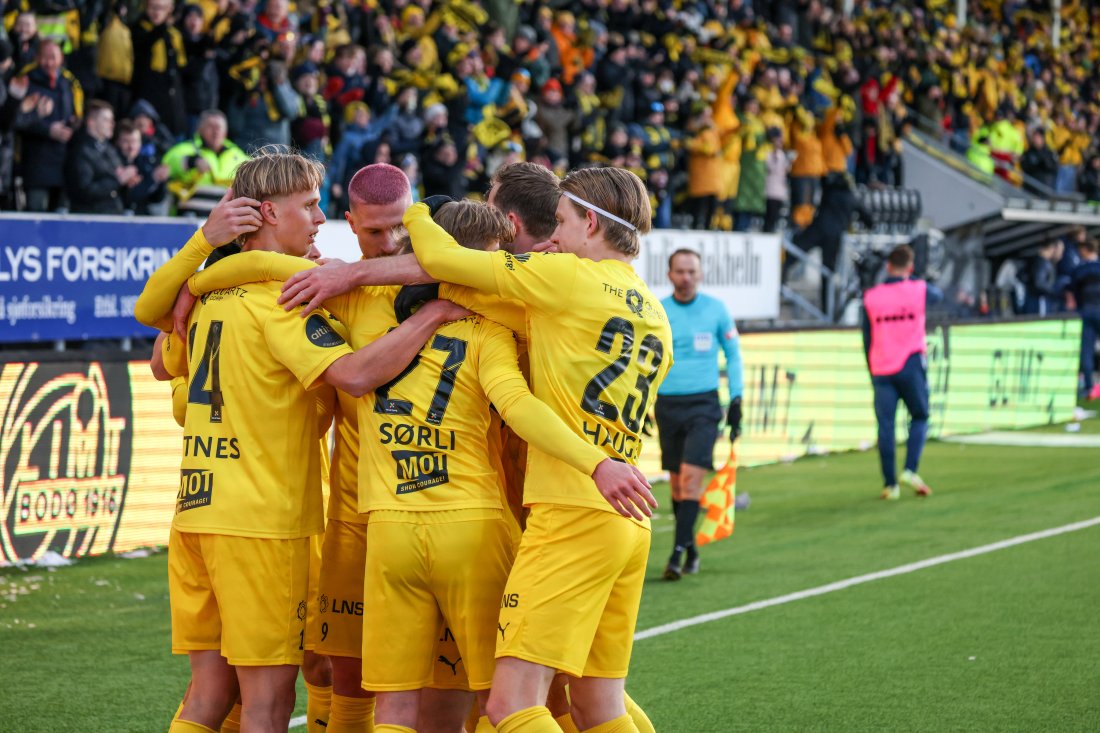 Glimt-spillerne feirer Ulrik Saltnes scoring i 1-0-seieren mot Viking på Aspmyra i april 2024