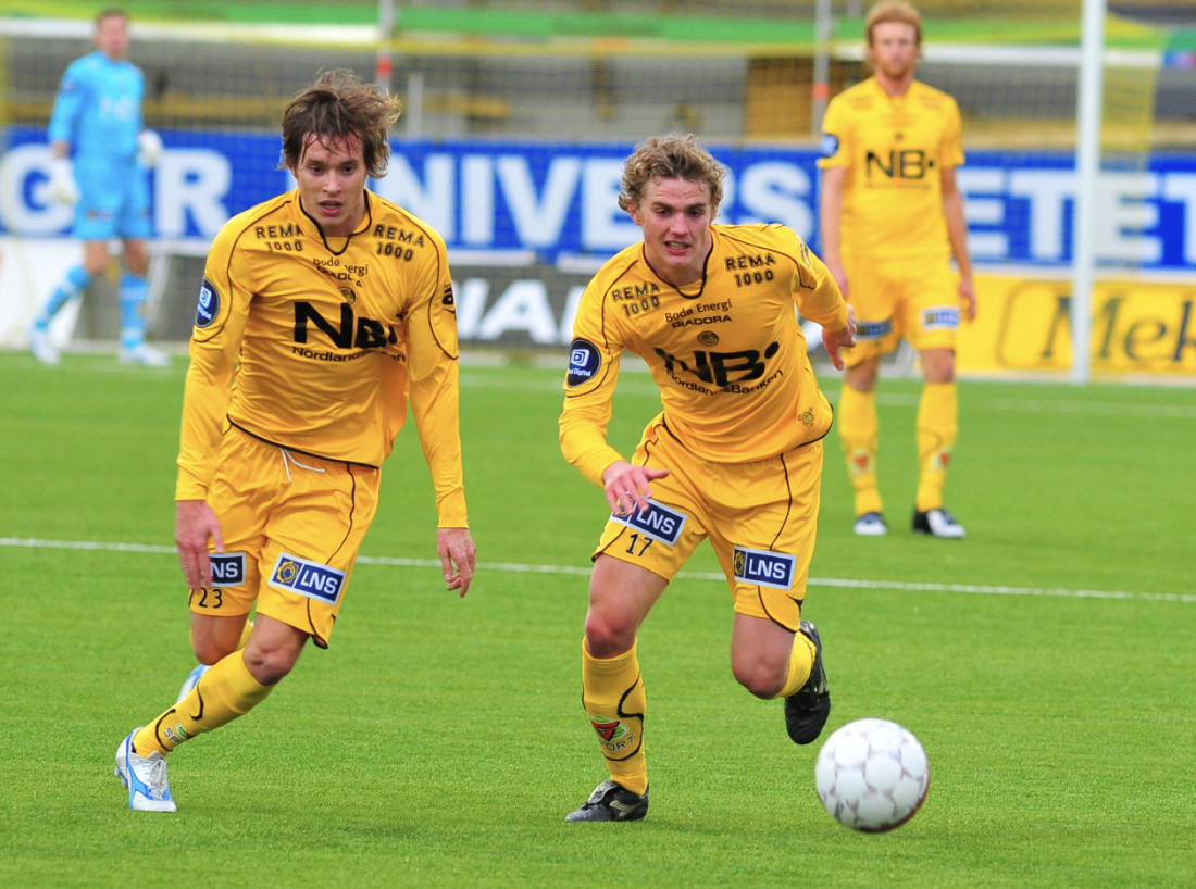 Ruben Imingen og Anders Konradsen løper mot ballen i 2009.png