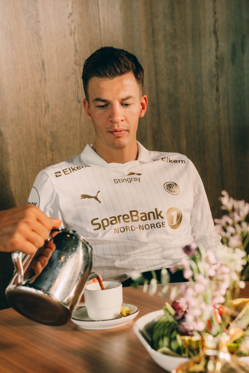 Drakten fungerer like fint i fine selskap som på banen eller på tribunen