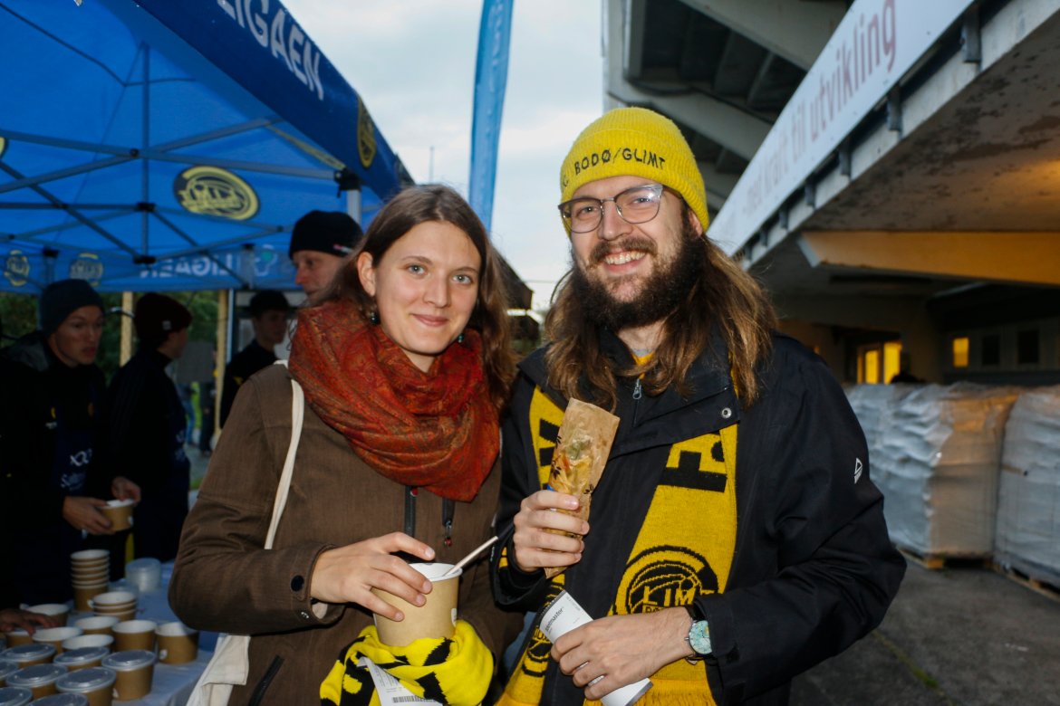 Utdeling av laksemåltider før kamp.