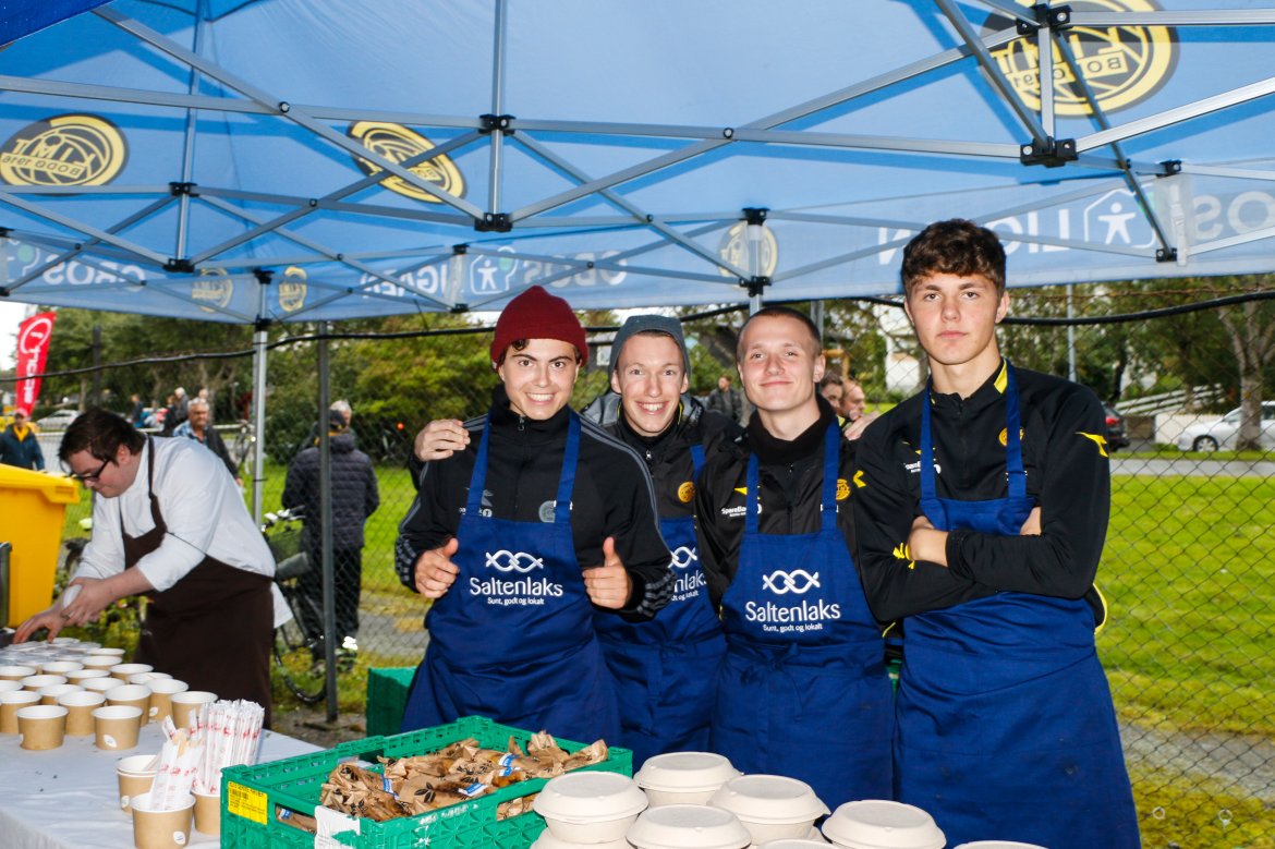 Flinke gutter i Glimt delte ut mat til publikum. 