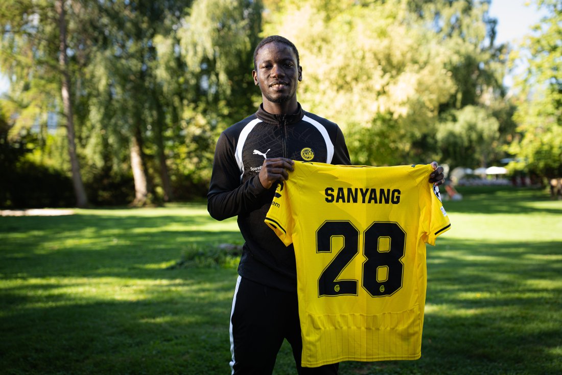 Assan Sanyang holder opp drakten sin.