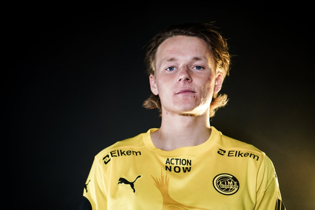 August Mikkelsen poserer i Glimt-trøya etter å ha signert en fireårskontrakt med Bodø/Glimt