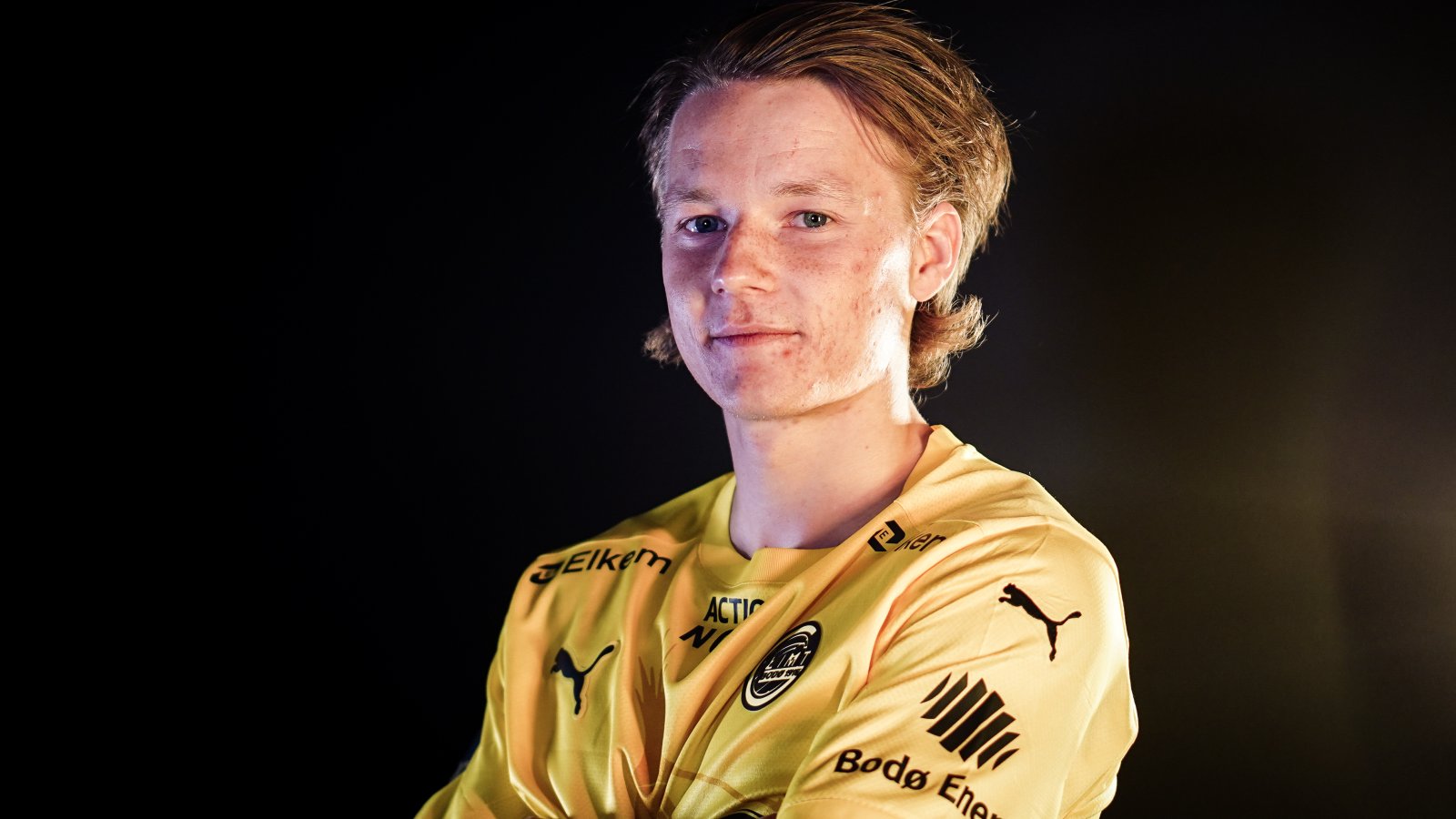 August Mikkelsen poserer i Glimt-drakt etter at han signerte for Bodø/Glimt fra den svenske klubben Hammarby