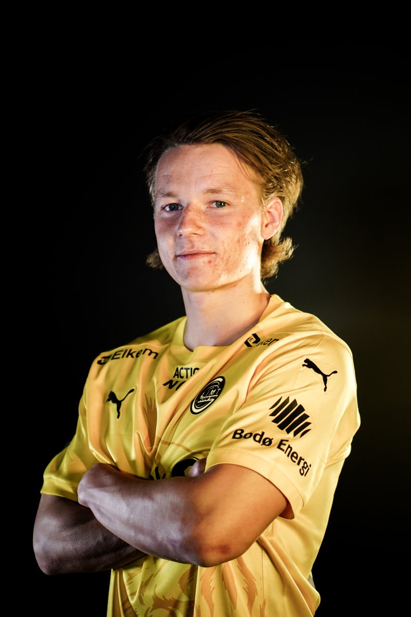 August Mikkelsen poserer i Glimt-trøya etter å ha signert en fireårskontrakt med Bodø/Glimt