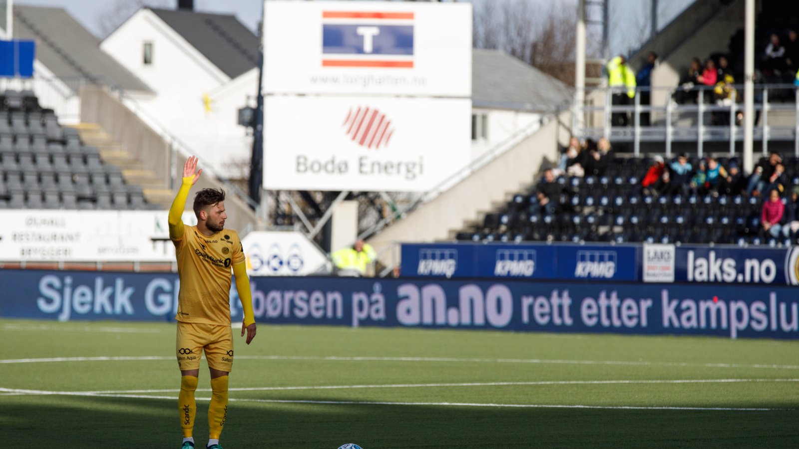 Philip Zinckernagel tar et frispark for Bodø/Glimt under kampen mot Strømsgodset 6. mai.