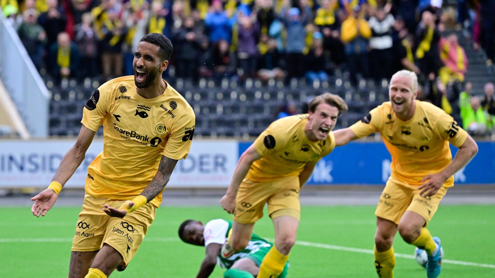 Amahl Pellegrino, Marius Høibråten og Lars-Jørgen Salvensen i gledesjubel etter scoring mot Zalgiris på Aspmyra august 2022.