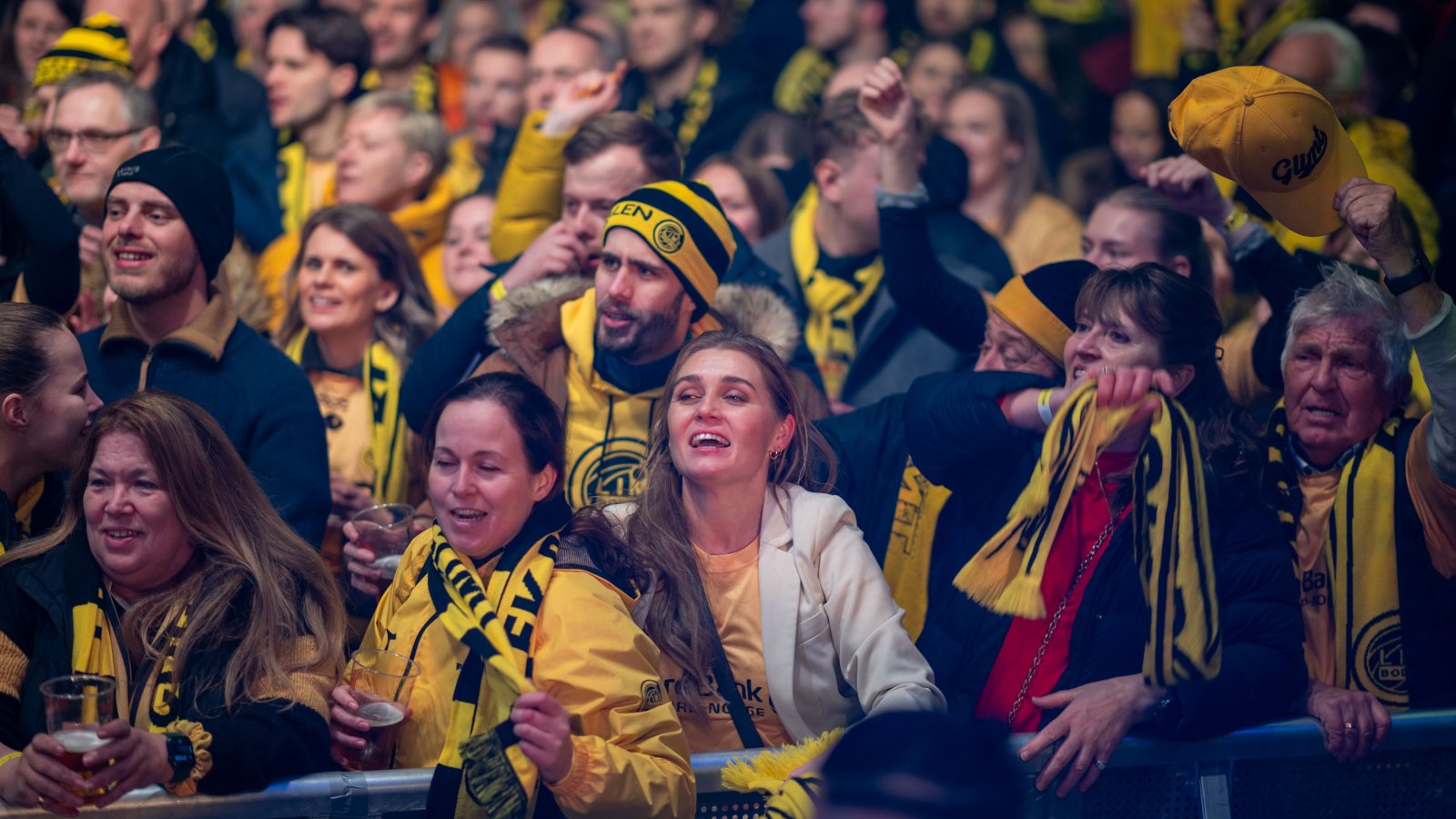 En stor ansamling av Glimt-supportere koser seg på Glimts cupfinaleshow i desember 2023 