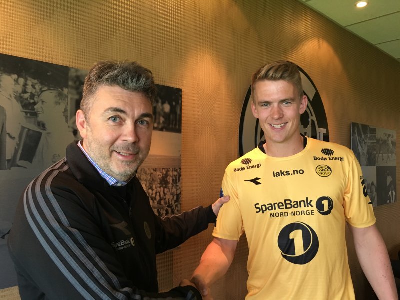 Daglig leder Frode Thomassen ønsker Kristian Fardal Opseth velkommen som permanent glimtspiller. Foto: Niklas Aune Johnsen