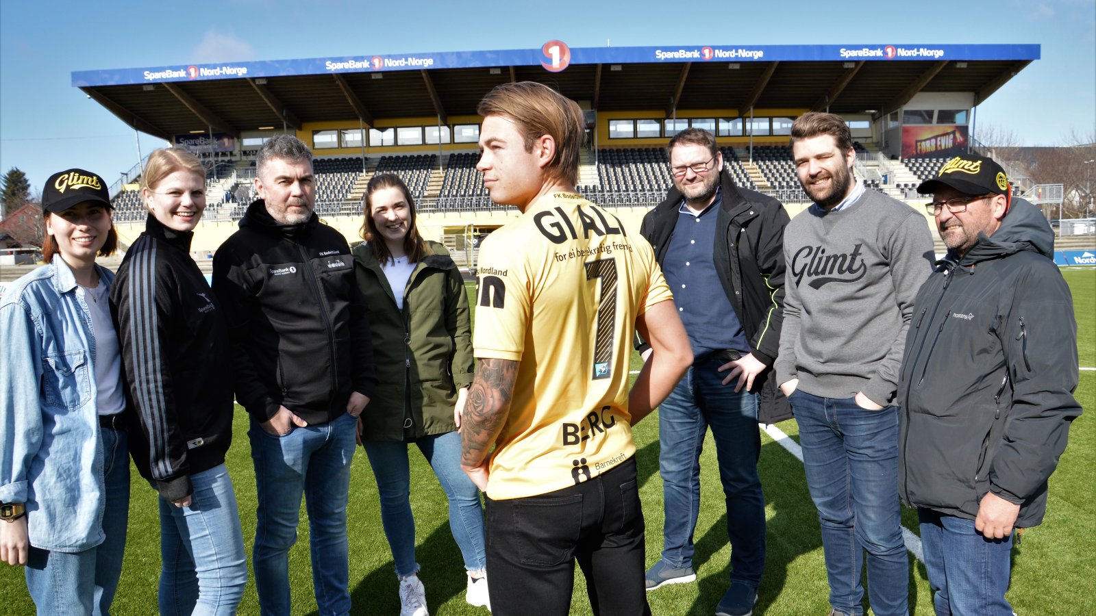 Bodø/Glimt spiller på lag om ei bærekraftig fremtid. Iris Salten er med som partner og ambassadør. Foran spiller Patrick Berg. F.v. Regine Boym (Bodø/Glimt), Pernille Kolsing (Iris Salten), Frode Thomassen (Bodø/Glimt), Ørjan Heldal (Bodø/Glimt), Svein Tore Hansen (Bodø/Glimt), Arnt E. Pedersen (Iris Salten) og Jannike Ramsvik (Bodø/Glimt).