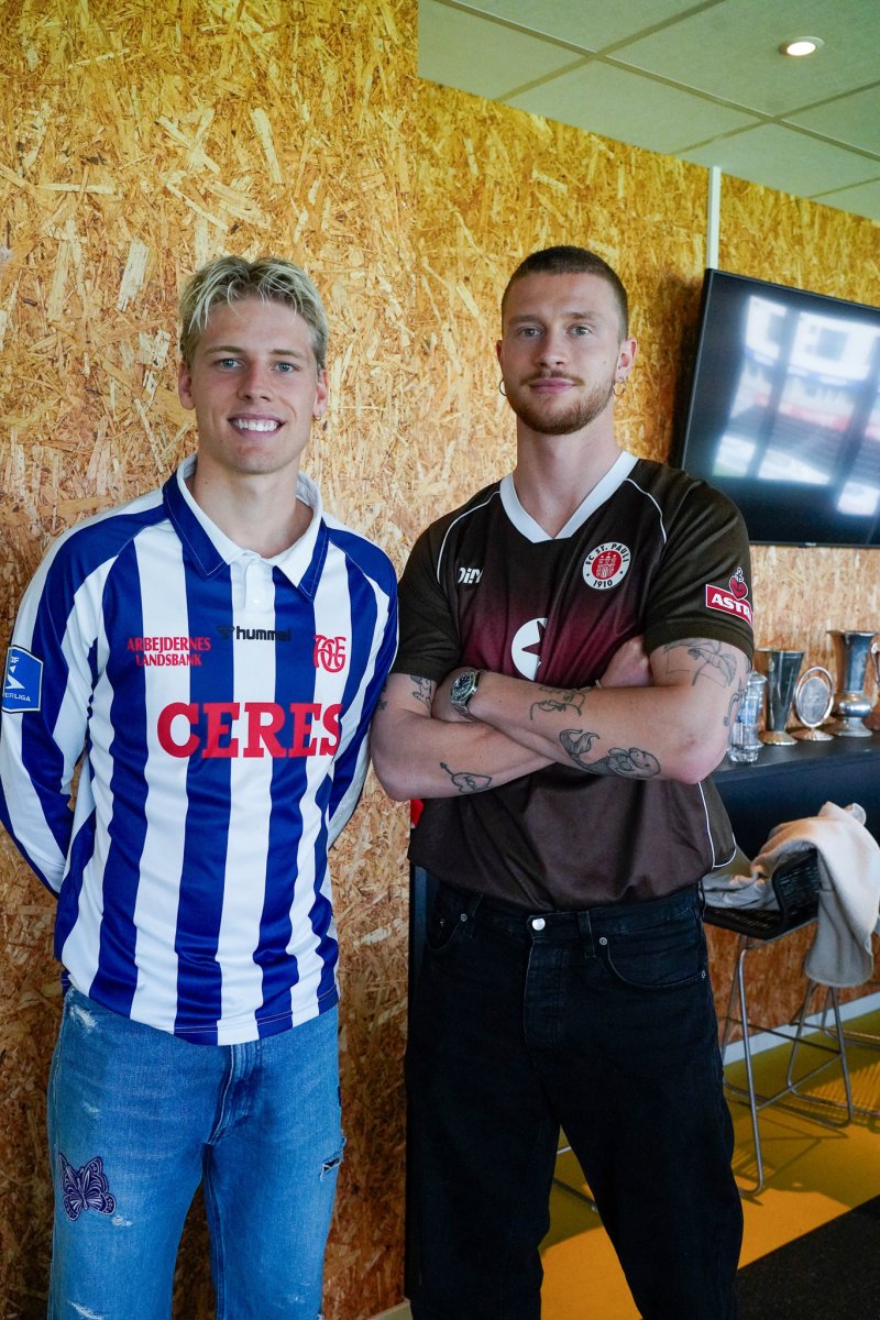 FotballtrøyeFredag fra 2024 med Albert Grønbæk og Kasper Høgh. Foto: Rune Larsen