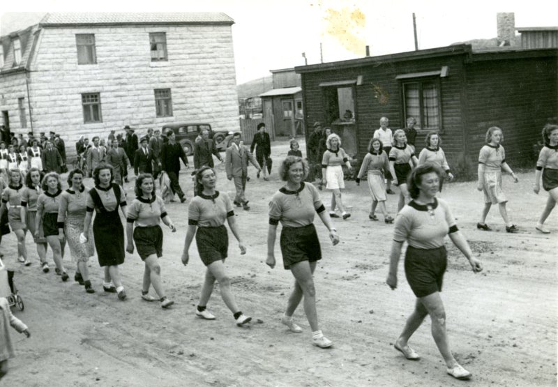 Kanskje vil det gå glimtkledde jenter under fanen til Bodø/Glimt i 17.mai-toget i fremtiden? Her fra 1946. Foto: Arkiv i Nordland