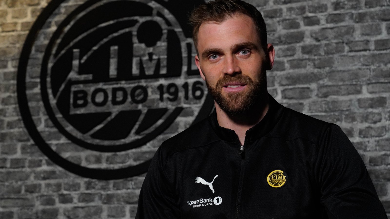 Brede Moe signerer kontrakten som binder han til Bodø/Glimt ut sesongen 2025