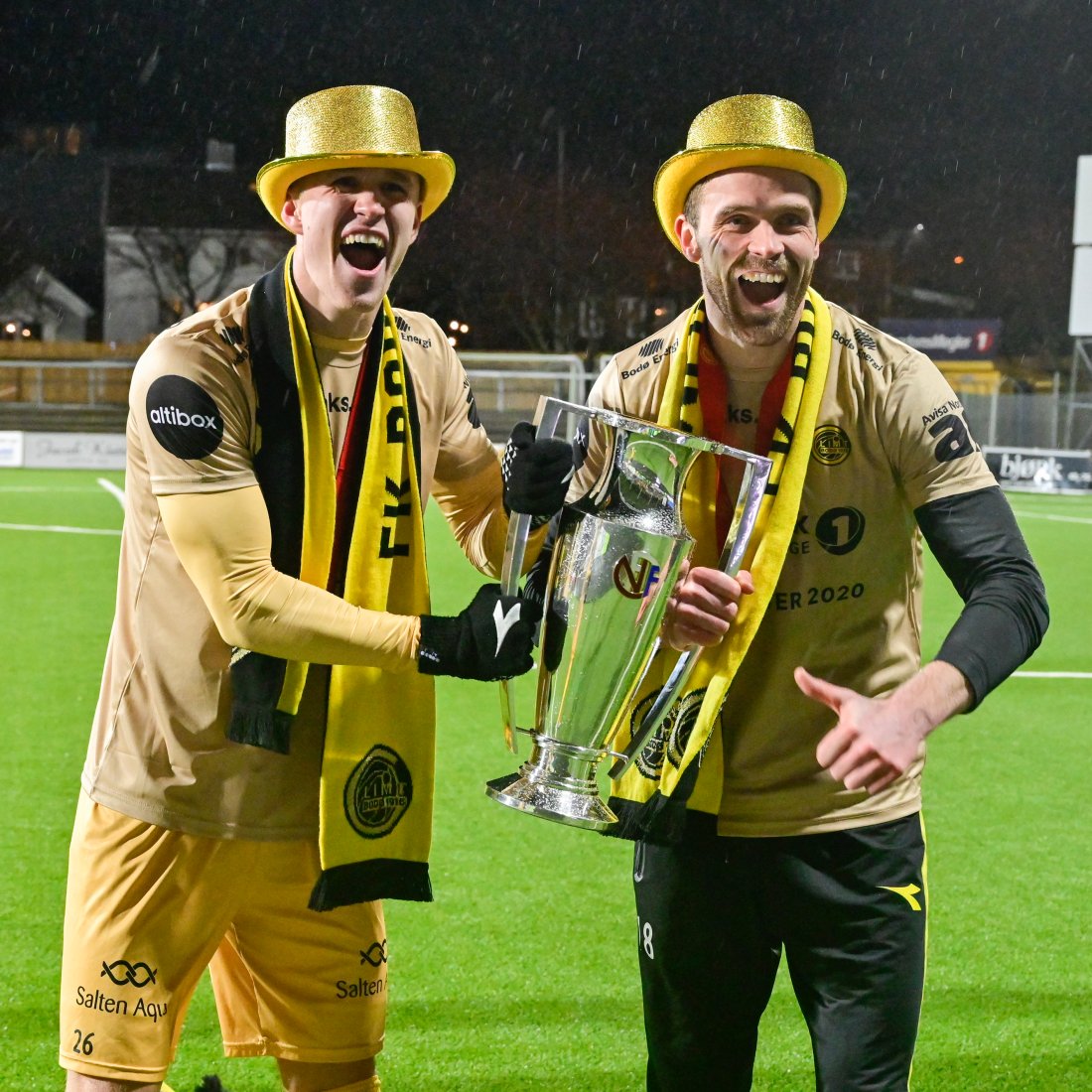 Brede Moe feirer sitt første seriegull med Glimt med med-trønder, Ola Solbakken i 2020