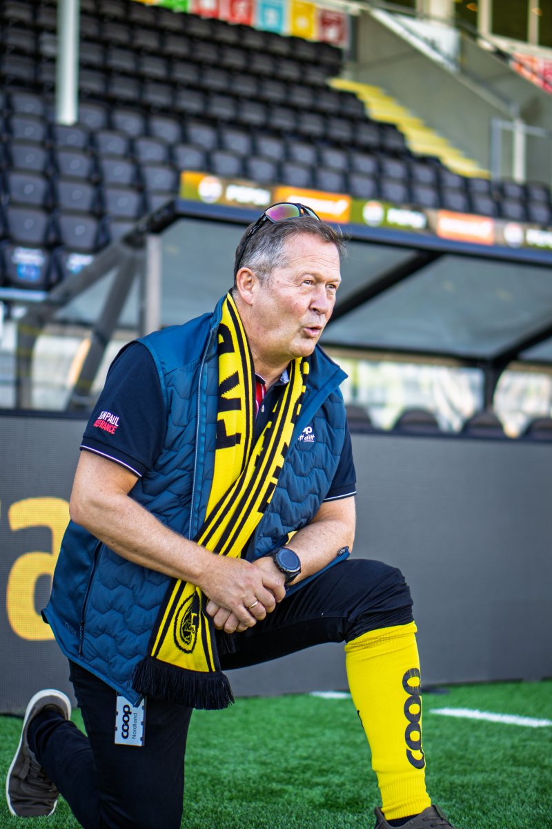 Lars Arve Jakobsen i Coop viser fram Glimt-strømpene.