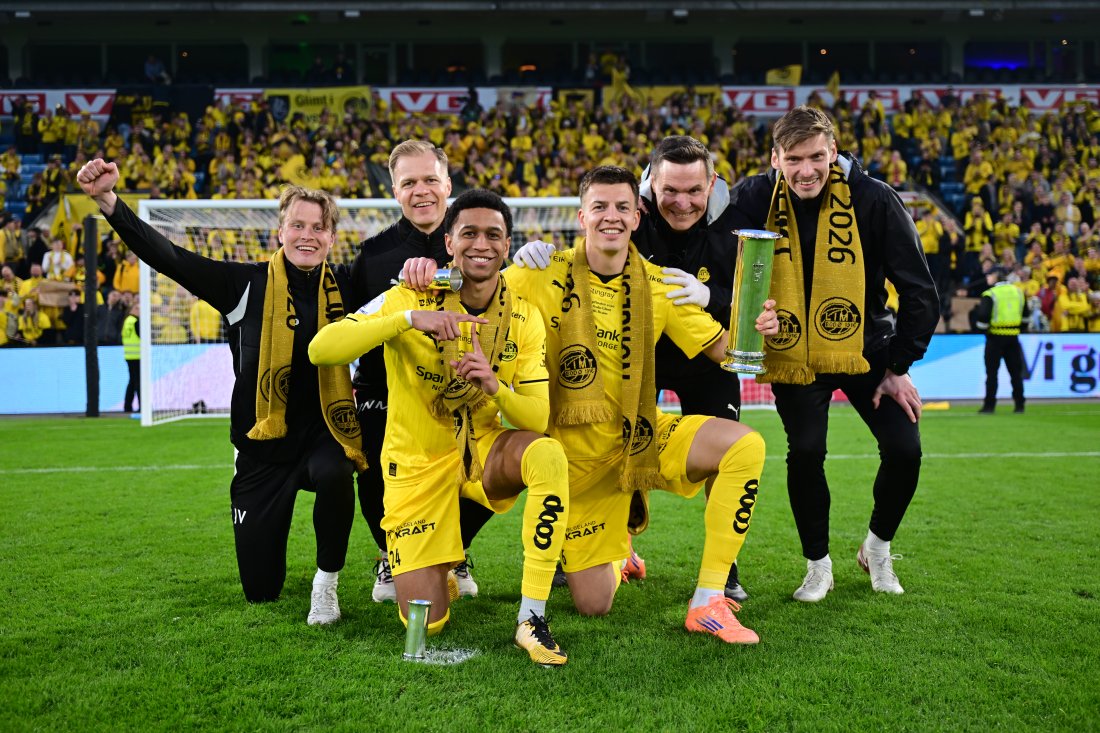 Daniel Bassi og resten fra Tromsø holder oppe et trofe foran Glimt-fansen på Ullevaal.