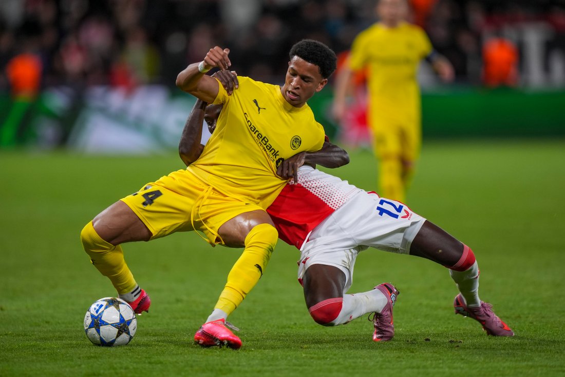 Glimt-spilleren Daniel Bassi i duell mot en Slavia-spiller i Champions League.
