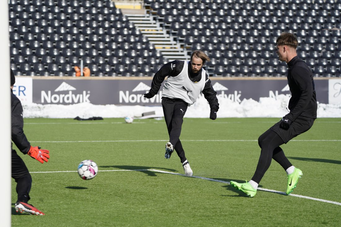 Daniel Berntsen har imponert på trening. Her er han i duell med Villads Nielsen ute på gresset på Aspmyra stadon.