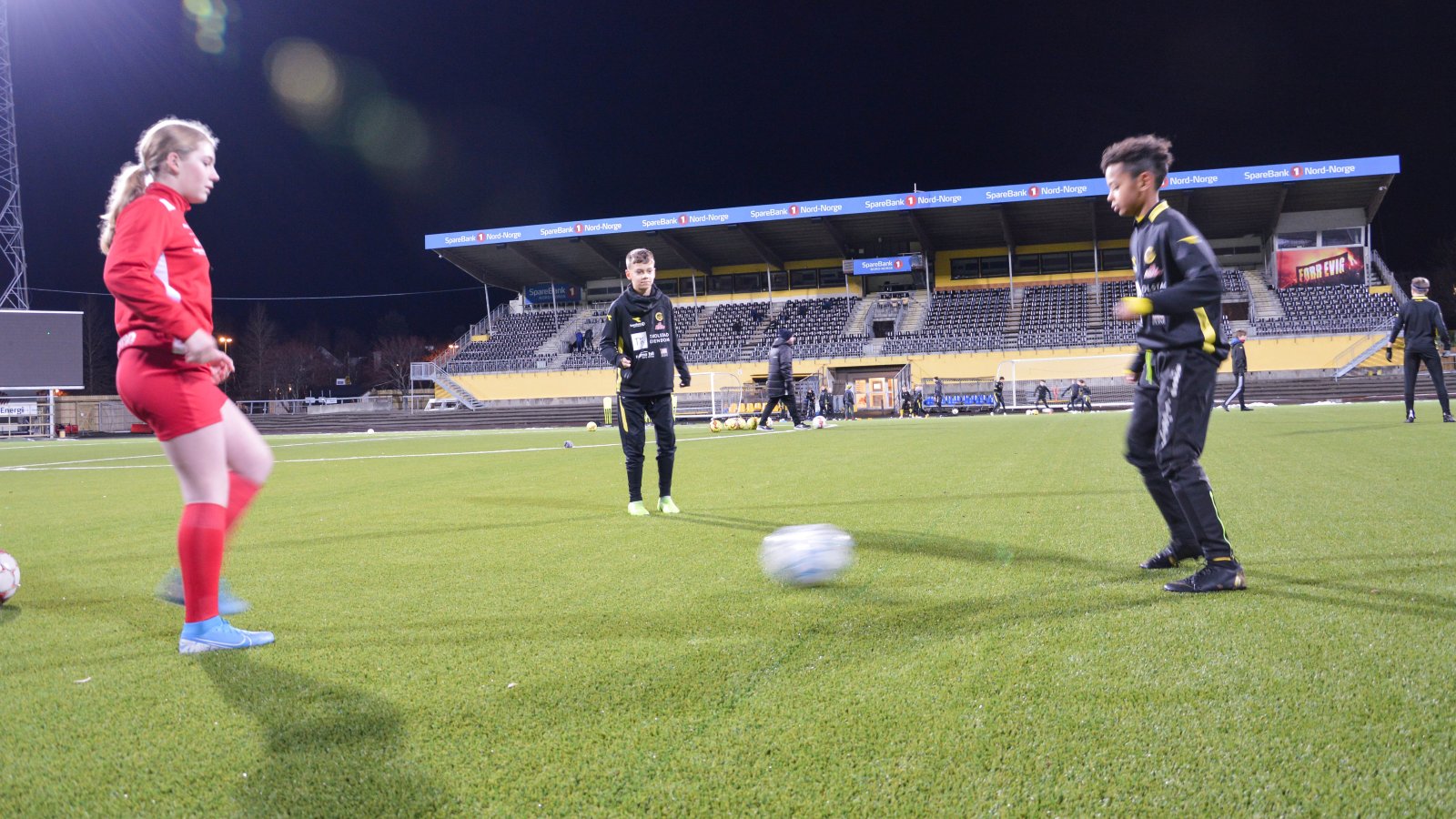 Stina fra Grands J13 synes det er stas å sentre med Noa og Kvame fra Bodø/Glimts G13 inne på selve Aspmyra stadion.