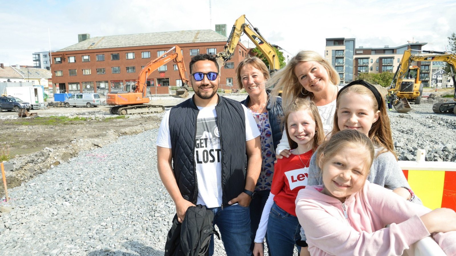 Bodø kommune tar initiativ til god helse og økt livskvalitet i Bodø. Bak Miguel Castro fra dialogforum, Irene Skiri fra Ny by - ny flyplass og Marianne Bahr Simonsen fra Smart Bodø. Bak t.v. jobbes det med å ferdigstille Solparken. Foran barna Mina (11), Marie (11) og Ida (8).