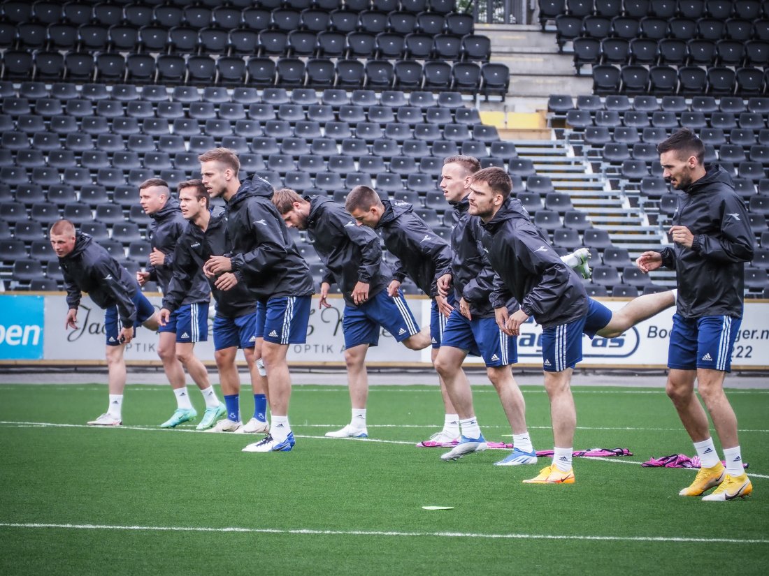 Klaksvík-spillere varmer opp for trening på Aspmyra kvelden før kvalfiseringskampen mellom Bodø/Glimt og Klaksvík fra Færøyene til Champions League i Bodø juli 2022
