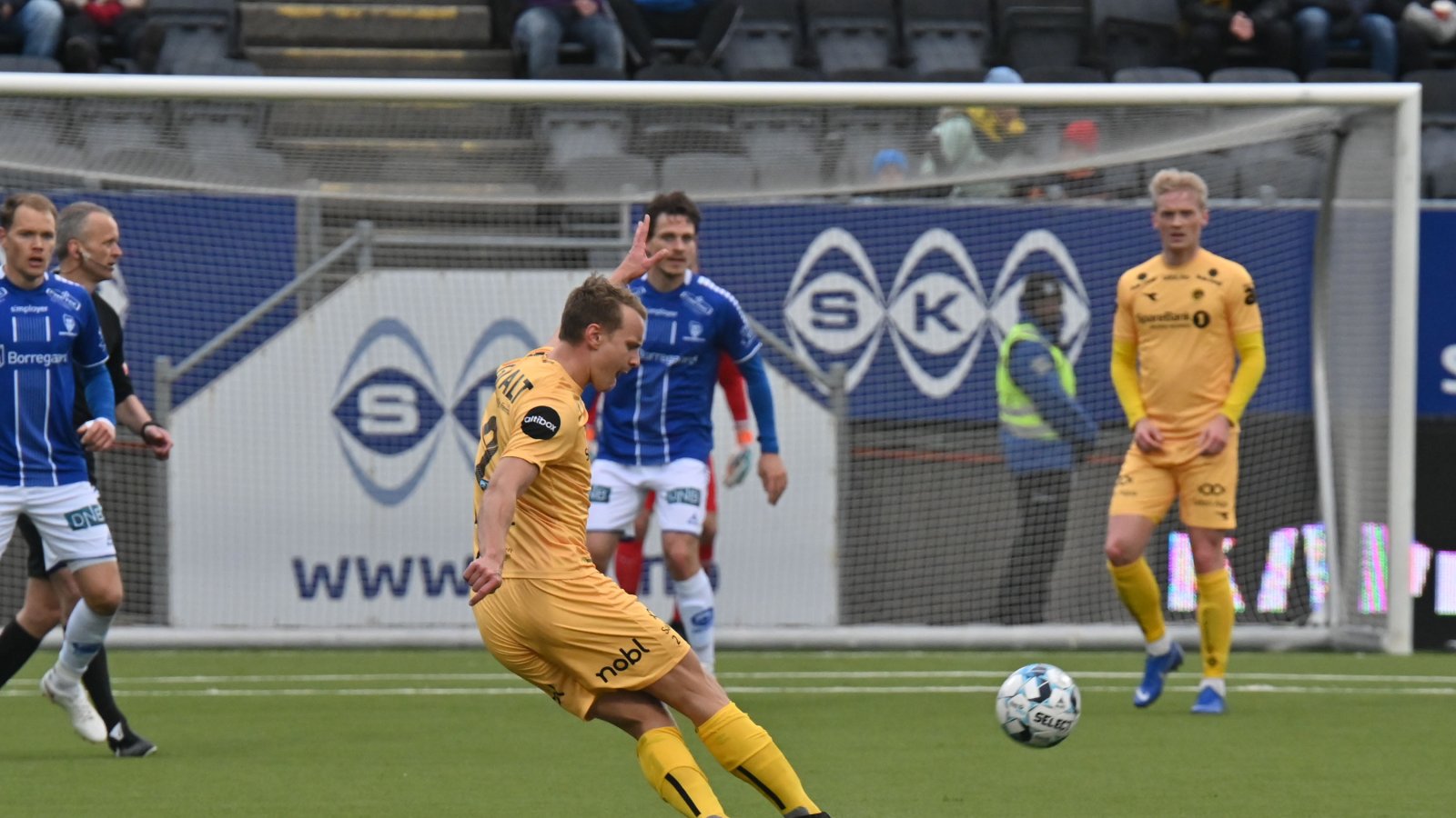 Marius Lode i kampen mot Sarpsborg 08 på Aspmyra i 2019. 