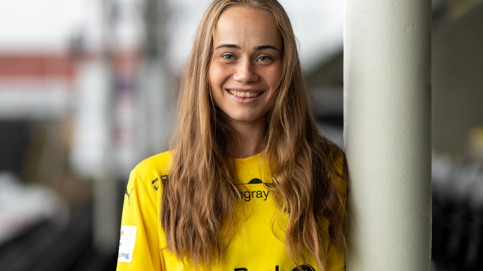 Lise Dissing poserer i Glimt-drakt på tribunen etter å ha signert ny kontrakt