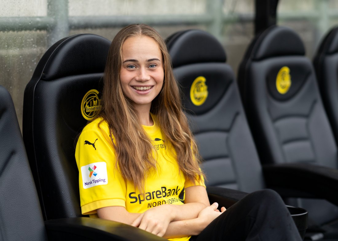 Lise Dissing smiler på benken på Aspmyra