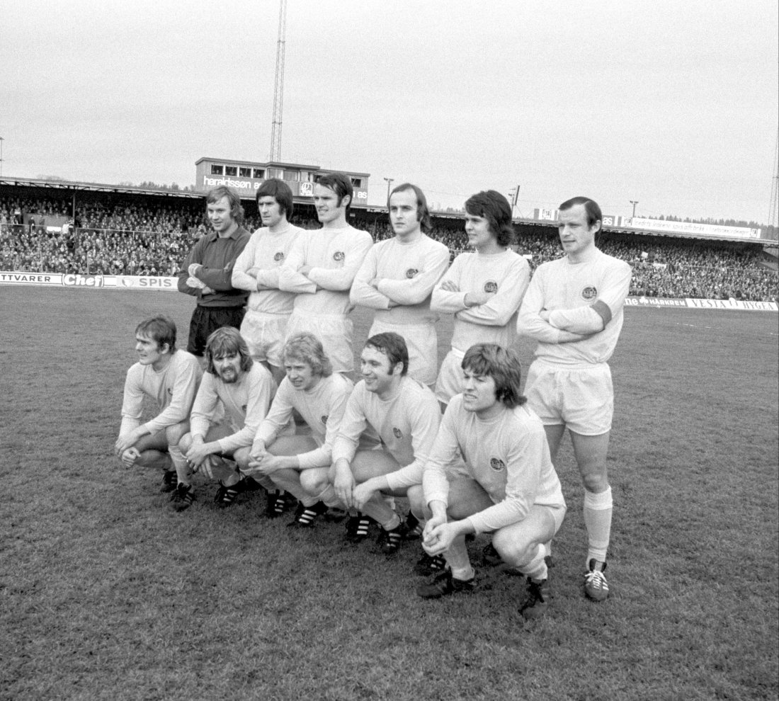Norgesmesterskapet / cupfinalen Bodø/Glimt - Vard, Ullevaal Stadion. Fotballaget til Bodø/Glimt som vant cupfinalen. Laget består av Jon Arne Abrahamsen, Tor Eriksen, Einar Kolstad, Odd Bjørn Kristoffersen, Trond Tidemann, Arild Olsen, Harald Berg (bak t.h.), Jacob Klette, Ove Andreassen, Arne Hanssen, Terje Mørkved, Per Kristian Størkersen, Knut Helge Nerås, Trygve Nygård, Sturla Solhaug. Foto Paul Owesen / NTB / NTB