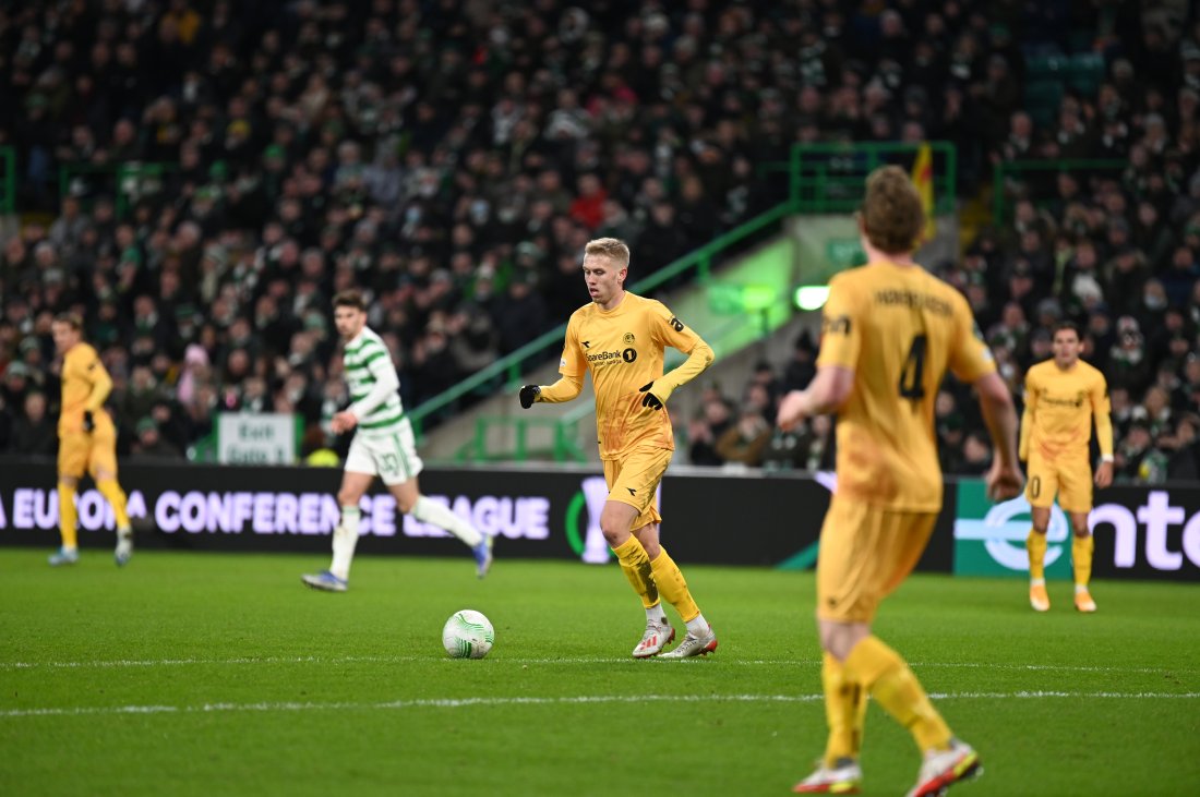 Elias Hagen med ballen under oppgjøret mot Celtic på Celtic Park i Glasgow februar 2022.JPG