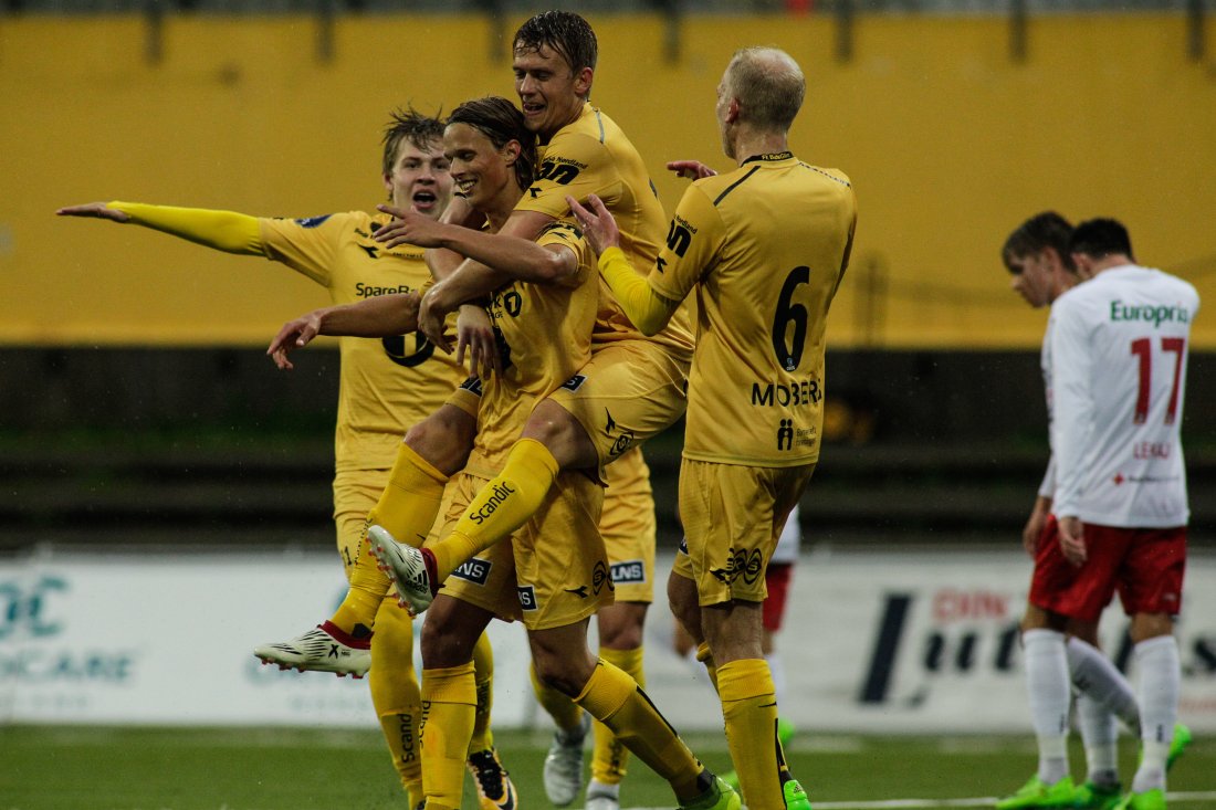 Glimt-spillerne Ulrik Saltnes, Kristian Fardal Opseth, Jens Petter Hauge og Vegard Leikvoll Moberg jubler for scoring i 4-0-seieren mot Fredrikstad på Aspmyra i 2017