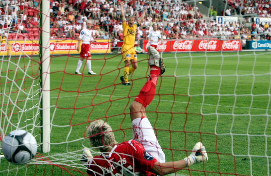 FFKs keeper ligger i målet med ballen i nettet etter at Glimt har scoret under kampen mellom lagene i Fredrikstad i 2009. I bakgrunnen ser man Jan Derek Søresen strekke armene i været