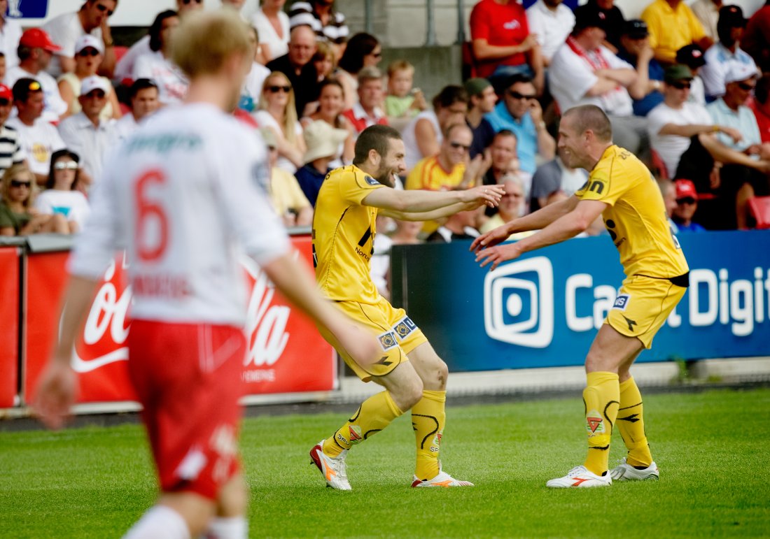 Glimt-spillerne Mounir Hamoud og Christian Berg jubler for scoring i Fredrikstad i 2009