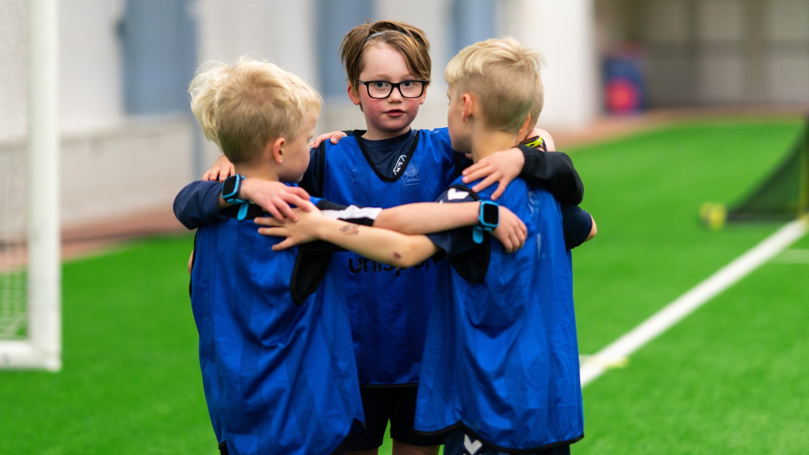 Tre gutter på fotballskole