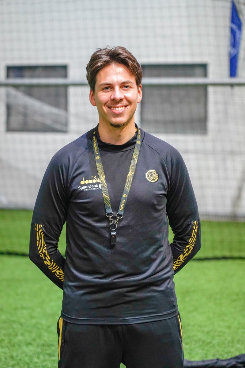 Spillerutvikler Petter Mentzoni Nilsen er strålende fornøyd med årets fotballskole i regi av Elkem. Foto: Vilde Hiller Rasmussen/glimt.no