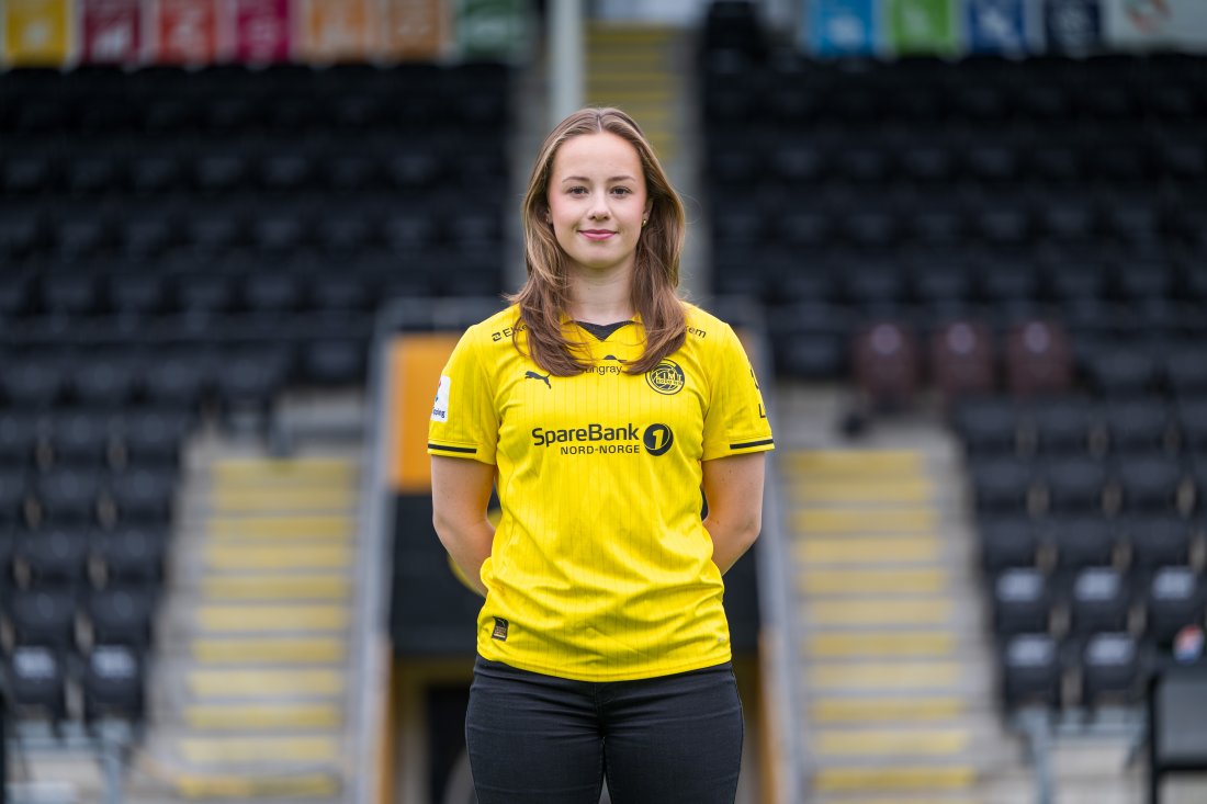 Vilde Grøseth poserer i Glimt-drakten ute på Aspmyra stadion.