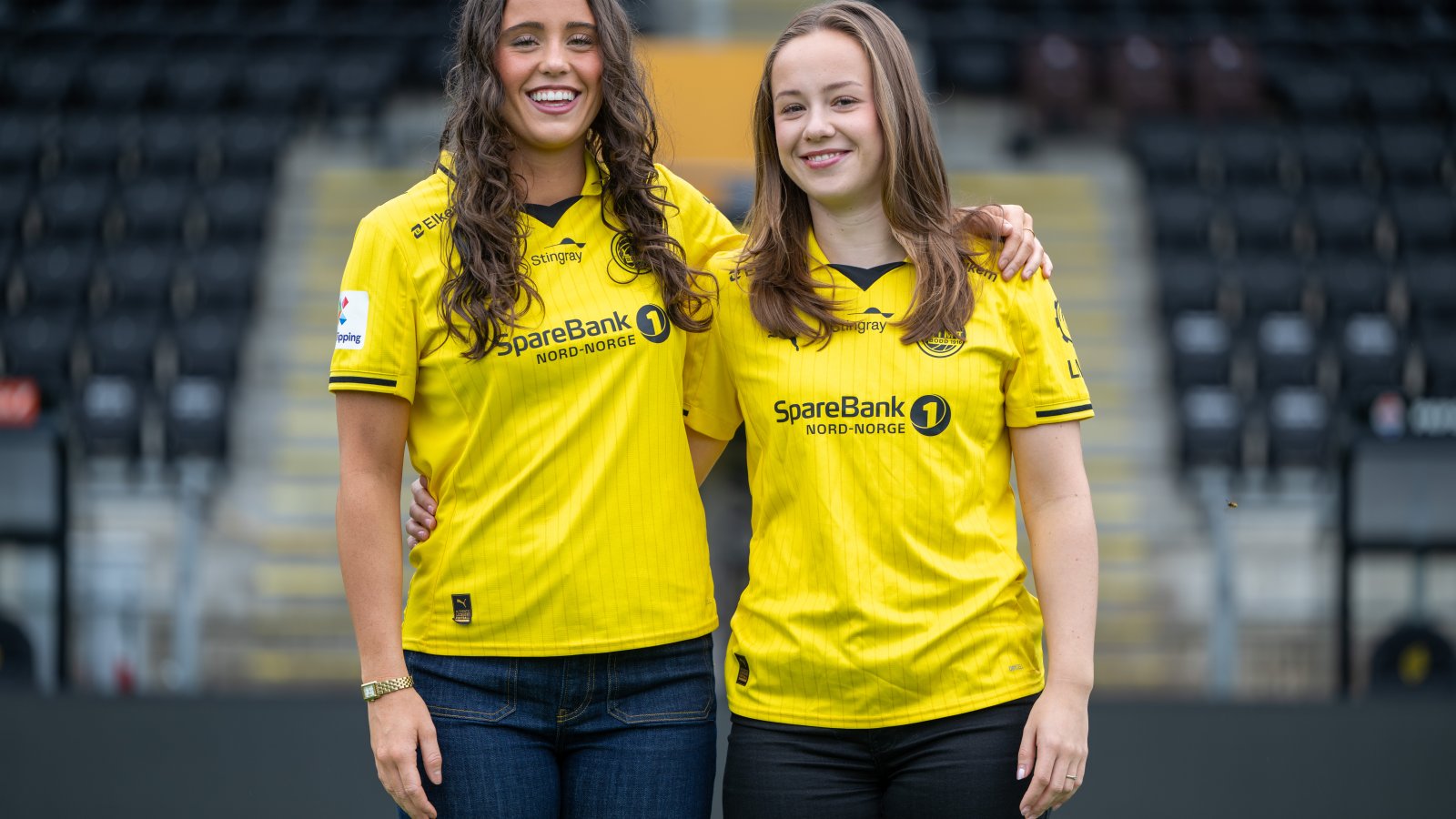 De nye spillerne Emma og Vilde poserer sammen med gul drakt. 