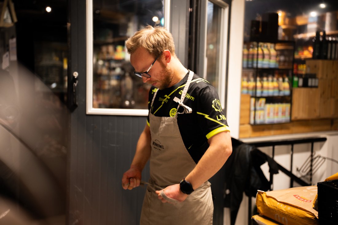 Ola Berbusmel sørger for at Bodøs befolkning kan våkne til nystekte brød og boller. Alene på nattevakt, med podkast på ørene. Foto: Oda Viken