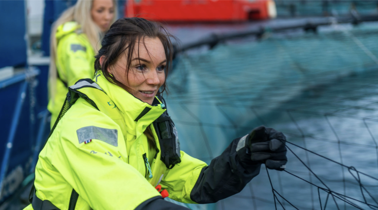 Alice Øksheim, datteren til Roger Øksheim, jobber på merdkanten. Roger Øksheim eier Edelfisk/ Edelfarm, og er en av Salten Aquas tre eiere.