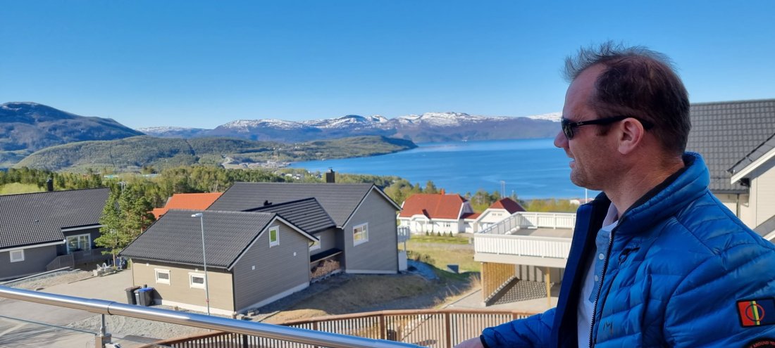 Ørjan Wenberg har utsikt til sjøanlegget til Wenberg Fiskeoppdrett AS.