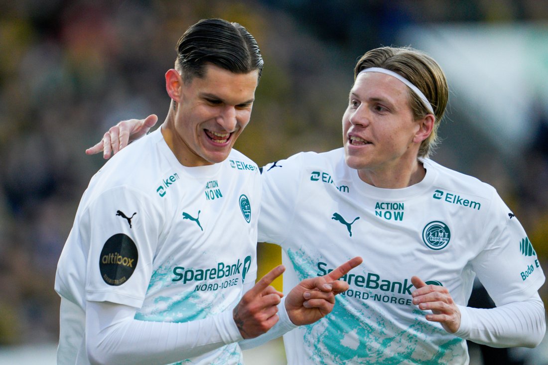 Nino Zugelj og Jens Petter Hauge feirer etter at førstnevnte scoret Glimts åpningsmål i 5-0-seieren mot LSK på Åråsen i april 2024