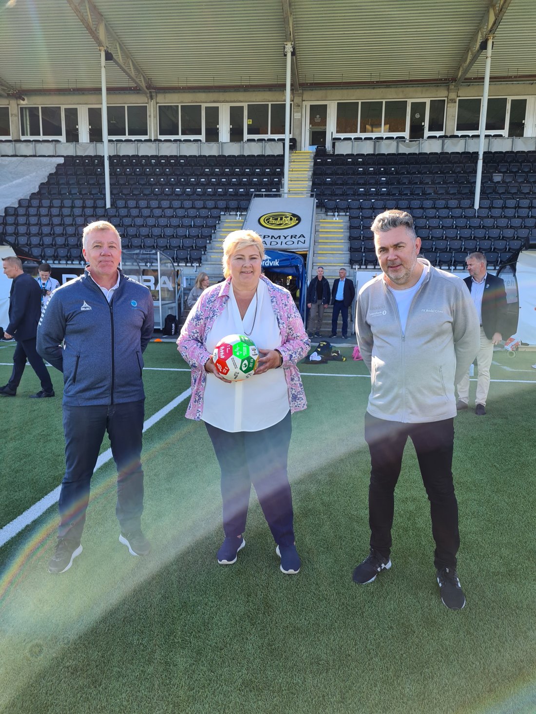 Statsminister Erna Solberg tok avspart på Glimtvis sin første offisielle trening som en del av FK Bodø/Glimt. Fra venstre: Arne Knoph i Fotballstiftelsen, Statsminister Erna Solberg, og Daglig Leder Frode Thomassen. Foto: Glimt.no