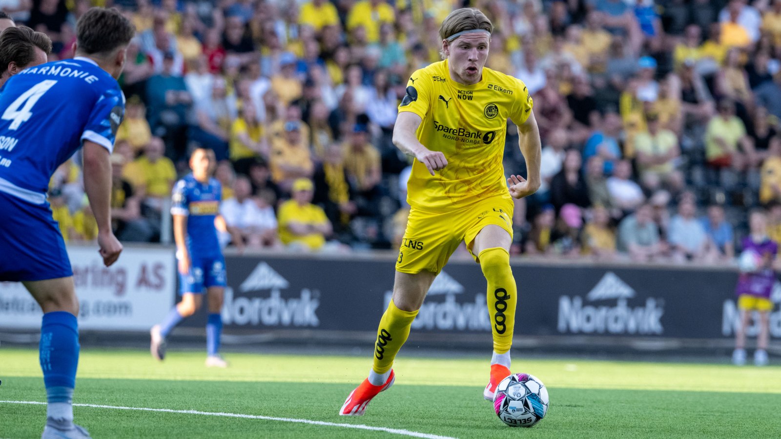 Jens Petter Hauge avanserer med ballen mot Sandefjord på Aspmyra i 2024