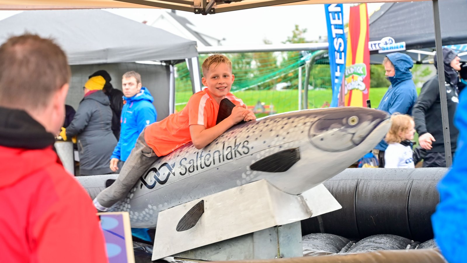 Lakserode fra Salten Aqua under Fanzone før laksekampen mot Vålerenga.