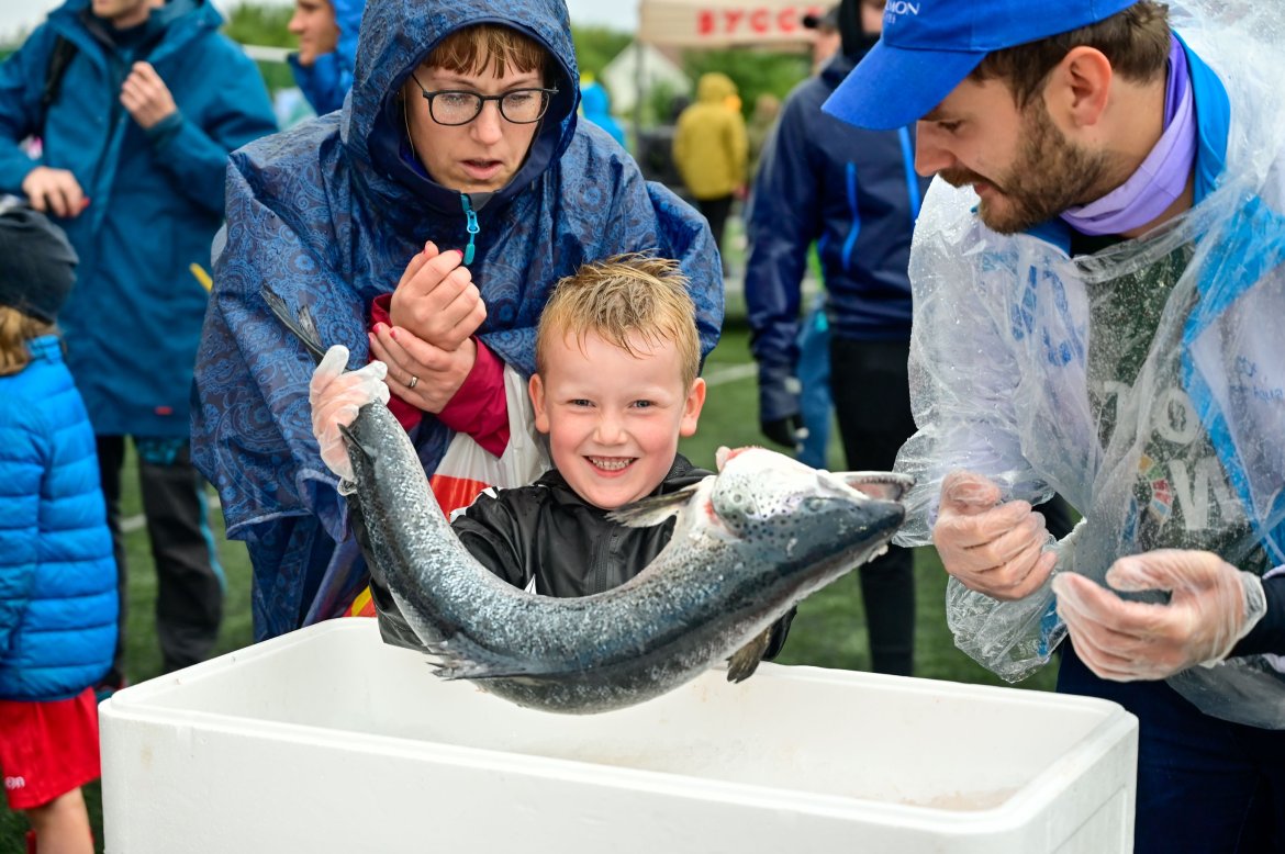 Hos Salten Aqua sin stand i Fanzone kunne du tippe vekta på laksen.