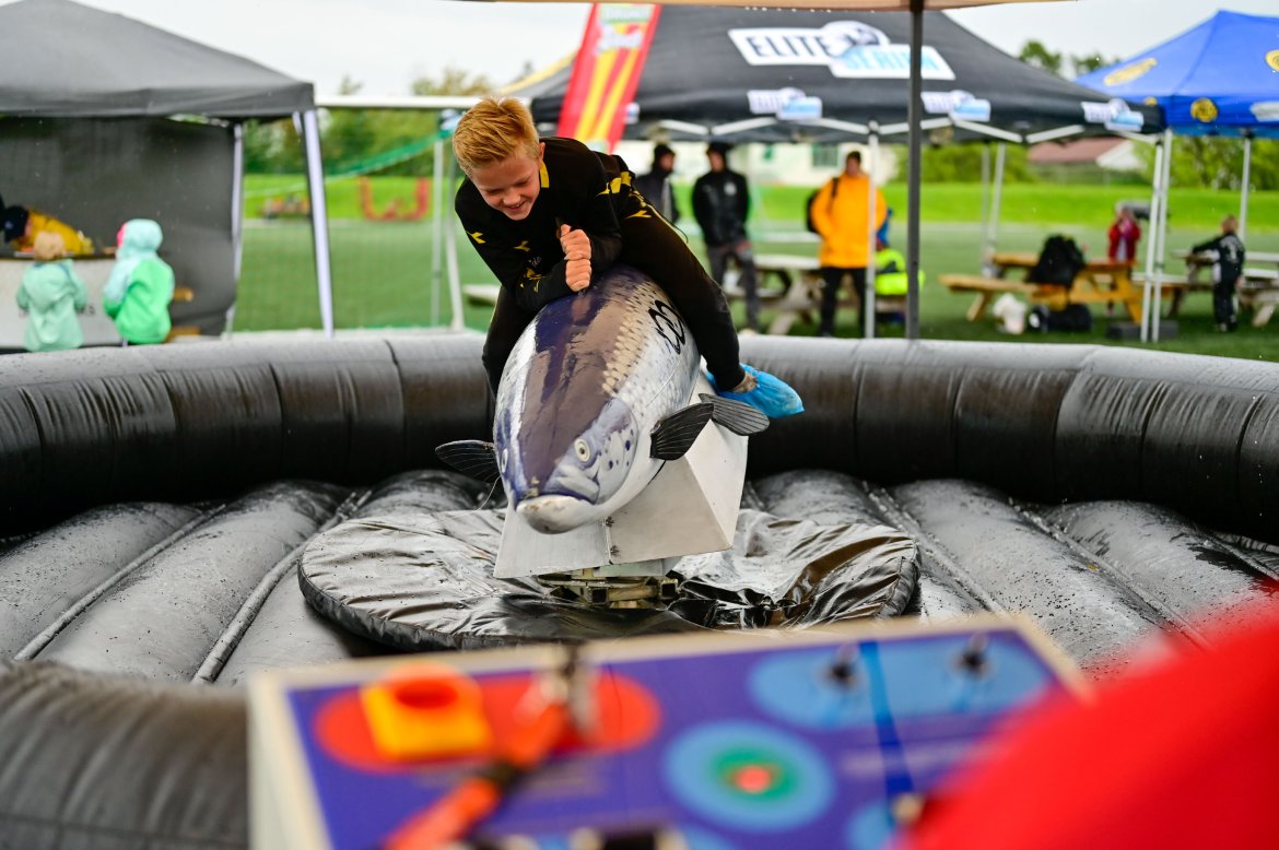 Lakserodeo under Fanzone før laksekampen mot Vålerenga.