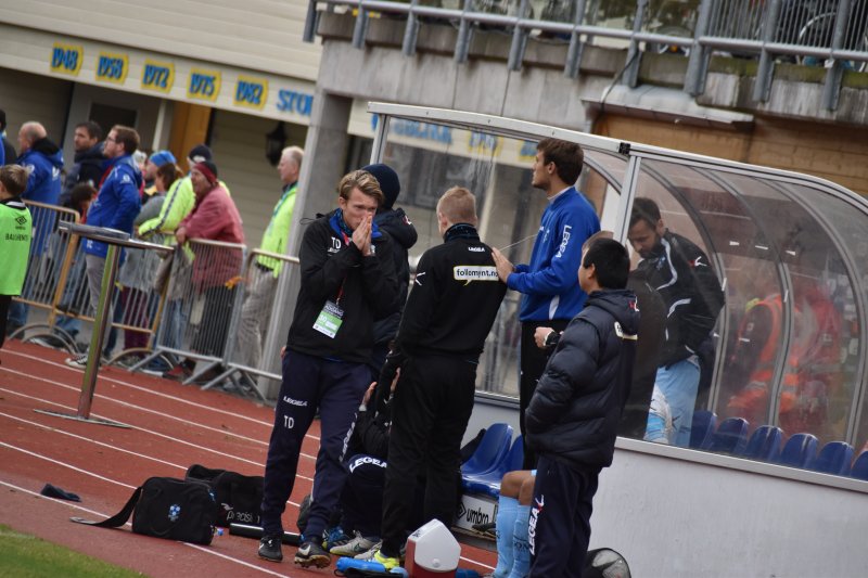 Sannhetens øyeblikk: Her innser Tom Dent at Follo rykker ned fra OBOS-ligaen 2015. Foto: Simen Strande