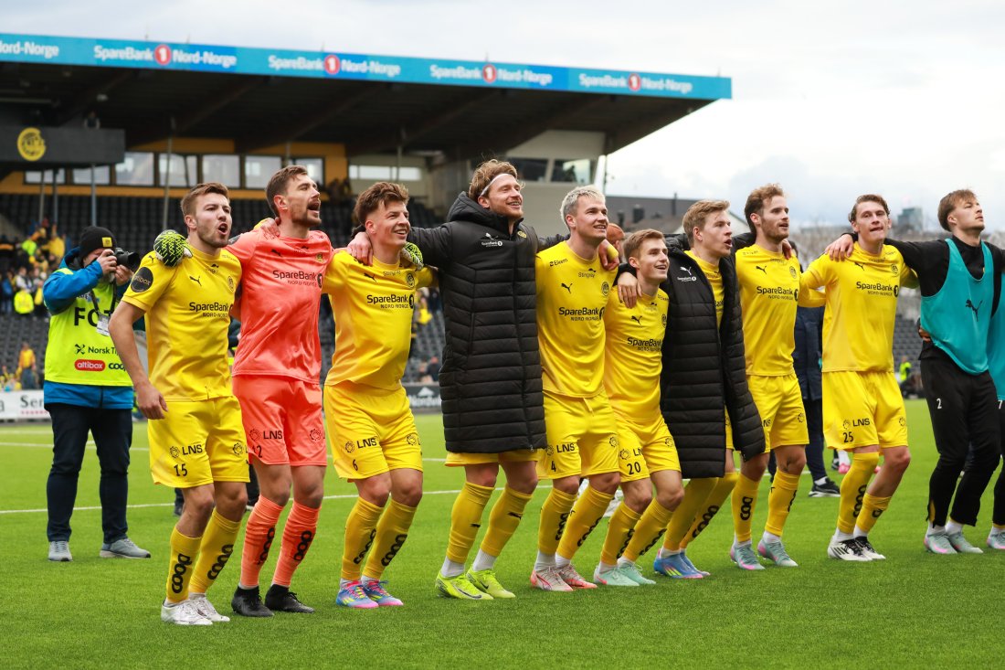Glimt-spillerne feirer 4–0-seier over Rosenborg med supporterne på Aspmyra mai 2025