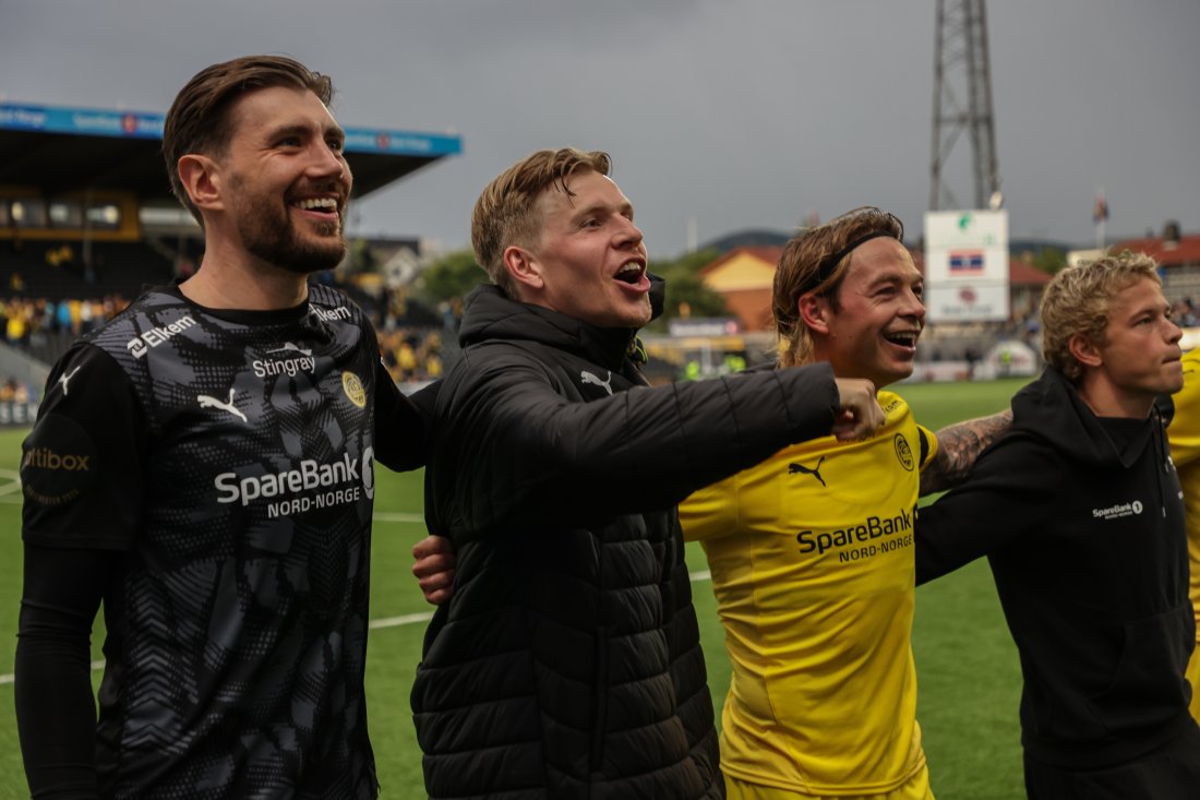 Bodø/Glimt-spillerne Nikita Haikin, Jens Petter Hauge og Patrick Berg feirer 7–2-seieren mot Vålerenga på Aspmyra i 2025